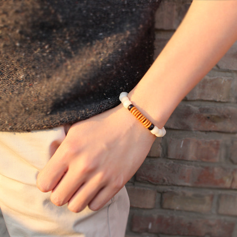 Buddhist Handcrafted Nature Sandalwood Awakening Buddha Bracelet (White Bodhi Seeds)