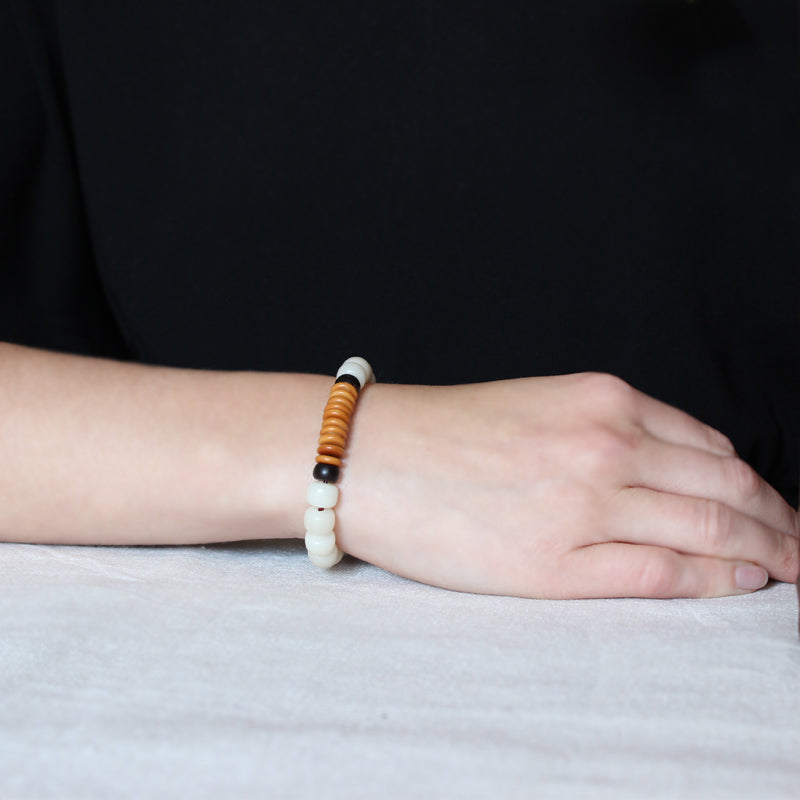 Buddhist Handcrafted Nature Sandalwood Awakening Buddha Bracelet (White Bodhi Seeds)