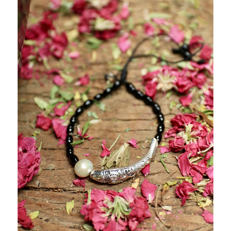 Buddhist Handcrafted Nature Sandalwood Emotion-soothing Bracelet with Fish Charm (Black Stone & Natural Pearl)